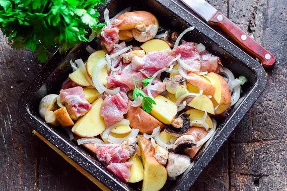 свинина в духовке с картошкой и грибами рецепт фото 7